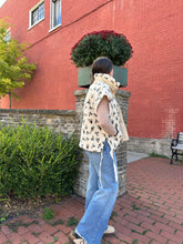 Load image into Gallery viewer, Steff | Floral Sherpa Vest
