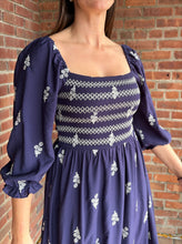 Load image into Gallery viewer, Dresses Collette | Navy Smocked Midi
