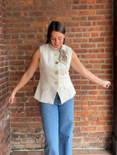 Load image into Gallery viewer, Tops Seashell Button Vest Off-White
