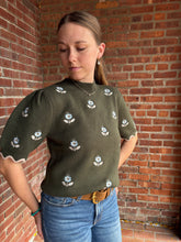 Load image into Gallery viewer, Sweater Tasha | Olive Flower Embroidered Sweater
